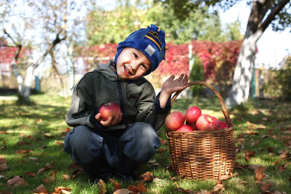 Elma ile küçük çocuk — Stok fotoğraf