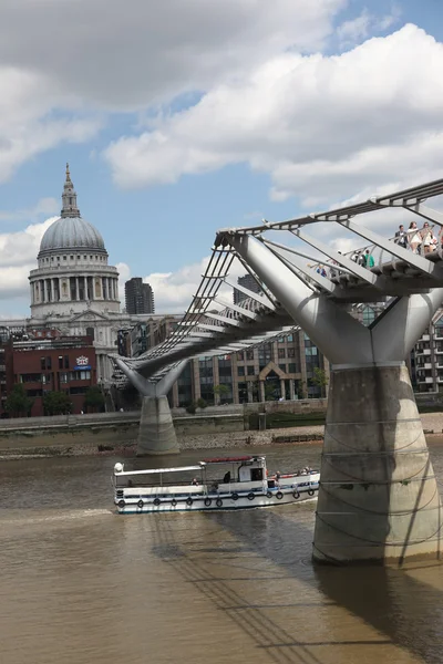 St. Paul's Cathedral and Millennium Bridge — Stock Photo, Image