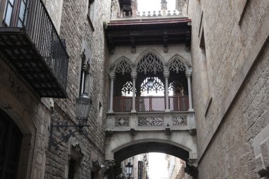 Carrer del bisbe, barcelona köprü
