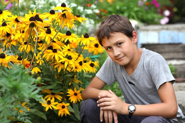 Niño contra flor de verano — Foto de Stock