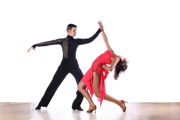 Танцоры-латиноамериканцы в бальном зале
