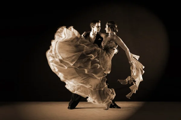 Bailarines latinos en el salón de baile — Foto de Stock