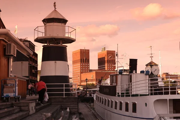 Uitzicht op oslo bay, radhuset, Noorwegen — Stockfoto