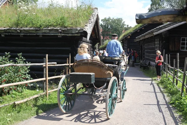 Reiter und Kutsche im norwegischen Museum — Stockfoto