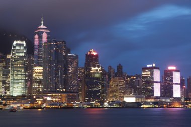 Geceleyin Hong Kong silueti