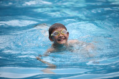 Yüzme havuzunda küçük bir çocuk