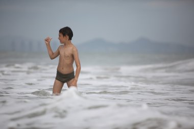 Çocuk okyanus dalgalar halinde çalış