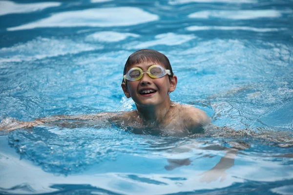 Liten pojke i poolen — Stockfoto