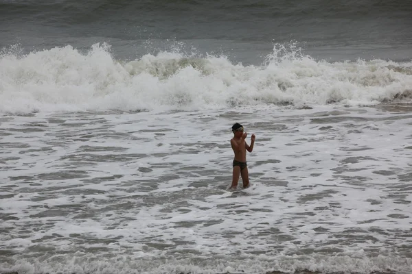 Chlapec hraje v oceánu vlny — Stock fotografie