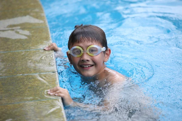 Menino na piscina — Fotografia de Stock