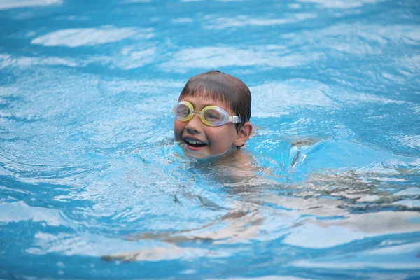 Liten pojke i poolen — Stockfoto
