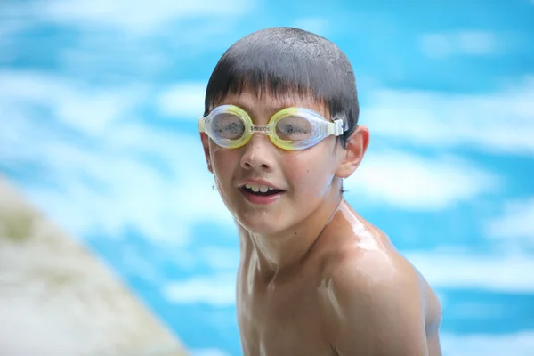 Liten pojke i poolen — Stockfoto