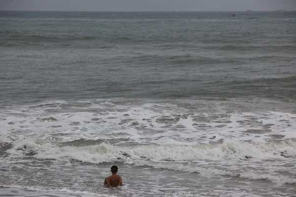 少年は海の波を再生します。 — ストック写真