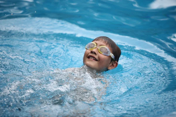 Menino na piscina — Fotografia de Stock