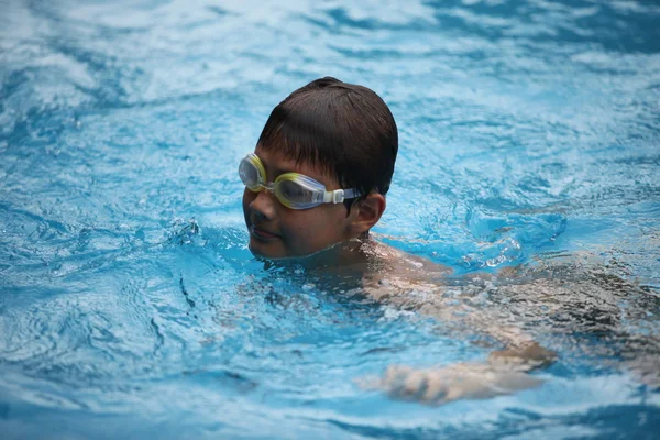 Kleiner Junge im Schwimmbad — Stockfoto