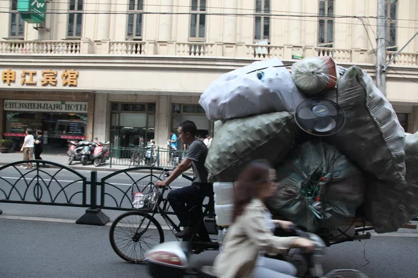 オーバー ロードされた自転車、上海、中国 — ストック写真