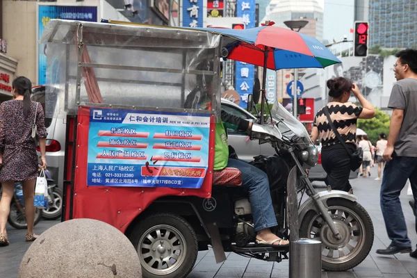 Auto rickshaw on streets of Shanghai — Stock Photo, Image