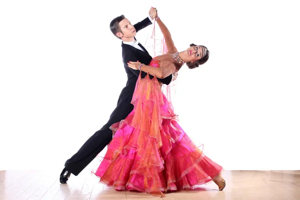 Bailarines latinos en el salón de baile — Foto de Stock