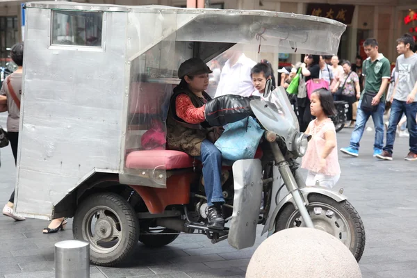 在上海街头的自动人力车 — 图库照片