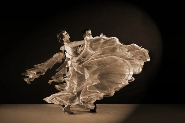 Ballerini latini in sala da ballo — Foto Stock