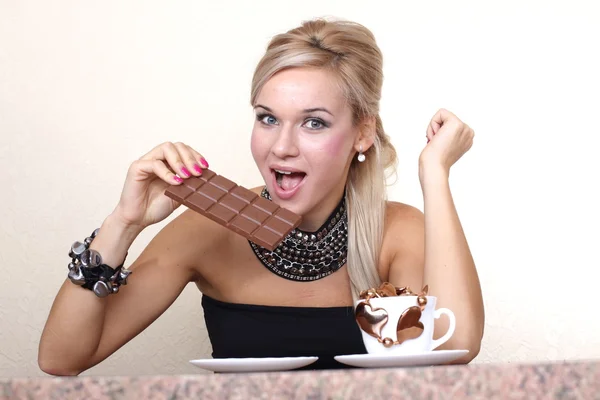 Mulher com chocolate — Fotografia de Stock