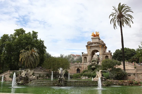 Fontein en waterval in park De la Ciutadella — Stockfoto