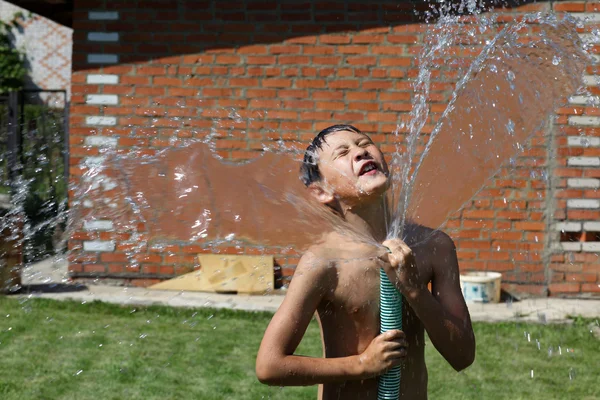 Αγόρι με ψεκασμό νερού — Φωτογραφία Αρχείου
