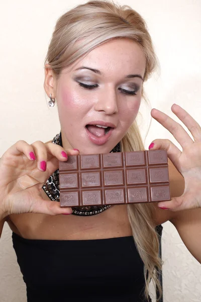 Mulher com chocolate — Fotografia de Stock