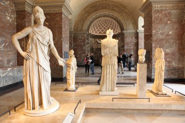 Louvre Müzesi'nde ziyaretçi