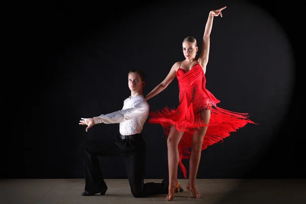 Latino танцюристи в танцювальне — стокове фото
