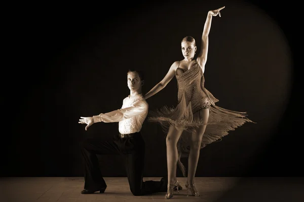 拉丁裔舞者在舞厅 — 图库照片