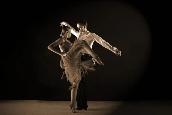 Bailarines latinos en el salón de baile — Foto de Stock