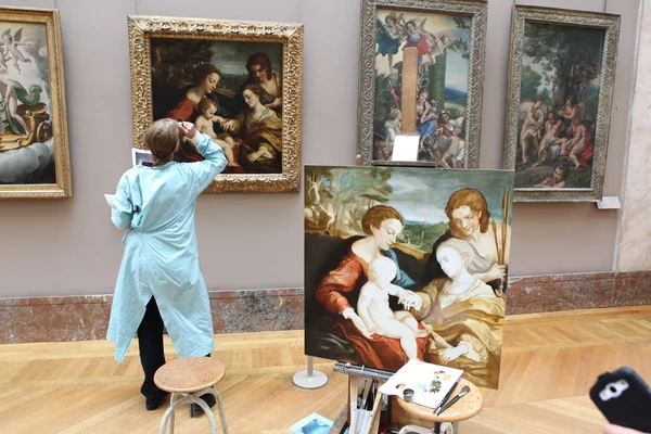 Visitors at Louvre Museum — Stock Photo, Image