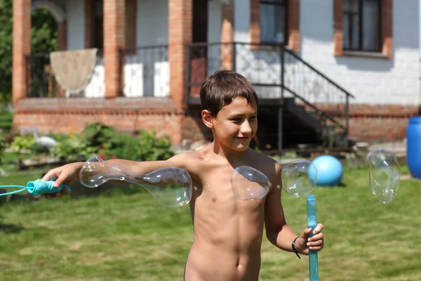 Garçon faisant des bulles de savon — Photo