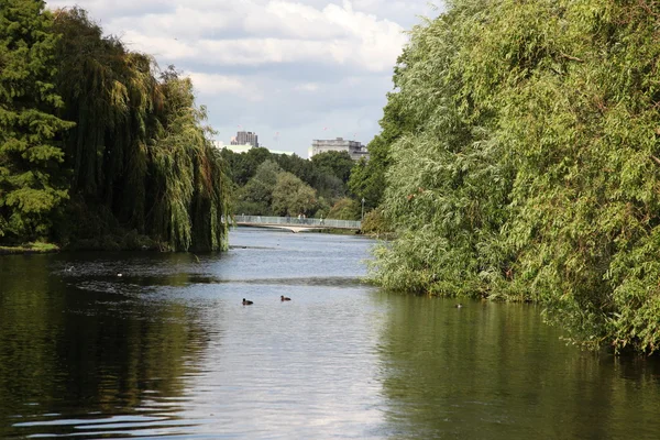 ロンドンのセント・ジェームズ公園 — ストック写真