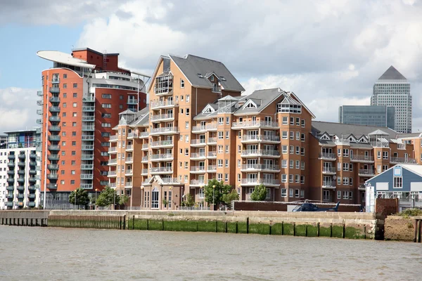 Apartments on   Thames in London — Stock Photo, Image