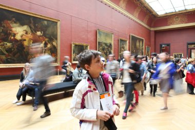 louvre Müzesi'nde ziyaretçi