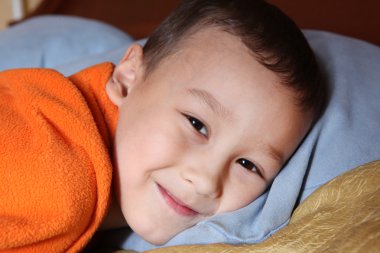 Yatak beyaz çocuğa