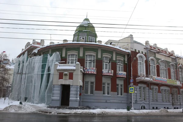 SAMARA, RÚSSIA - NOVEMBRO 5: Edifícios no inverno em Samara, Rússia . — Fotografia de Stock