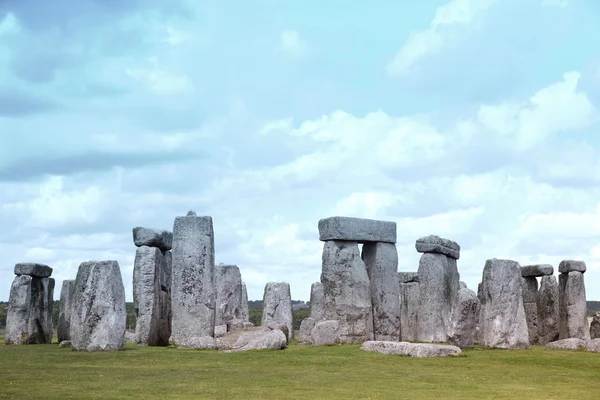 Site historique de Stonehenge sur herbe verte sous le ciel bleu . — Photo