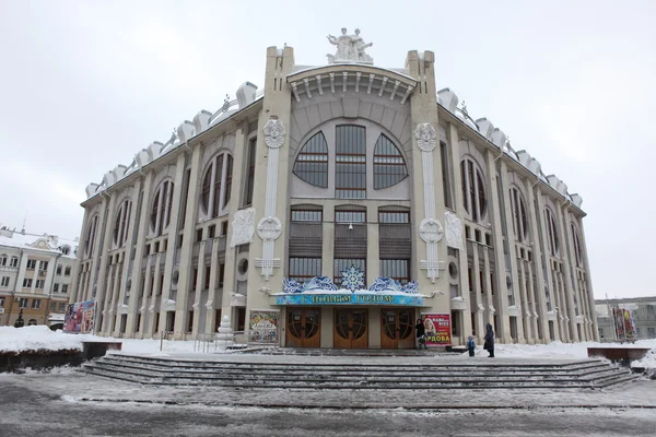 SAMARA, RÚSSIA - NOVEMBRO 5: Edifícios no inverno em Samara, Rússia . — Fotografia de Stock