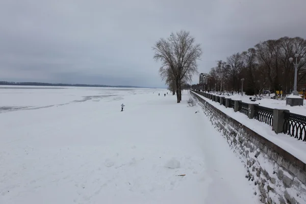 Vista sobre muelle del río Volga — Foto de Stock