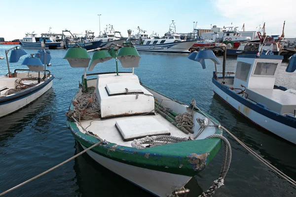 Barche da pesca in un porto — Foto Stock