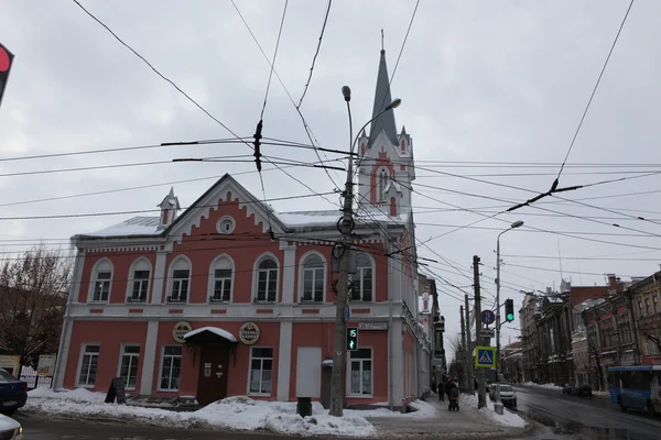 SAMARA, RÚSSIA - NOVEMBRO 5: Edifício no inverno em Samara, Rússia . — Fotografia de Stock