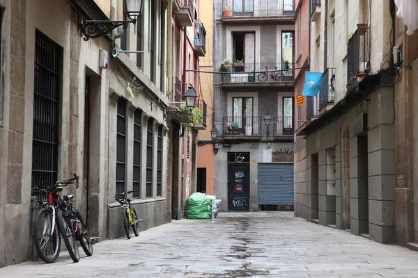 Oude straat in barcelona — Stockfoto