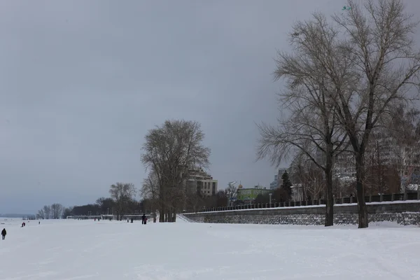 Vue sur le quai de la Volga — Photo