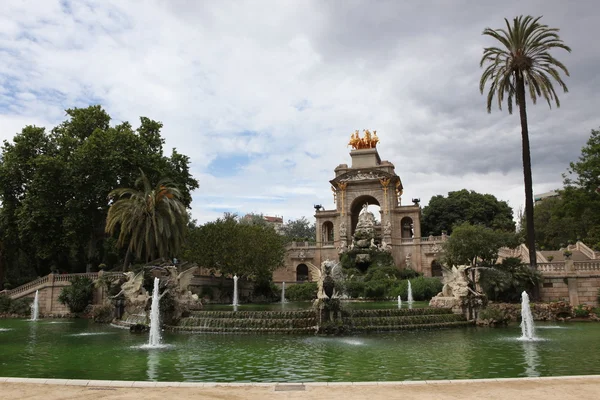 Fonte e cascata no parque De la Ciutadella — Fotografia de Stock