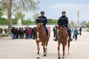 Fransız polisi kontrol sokak