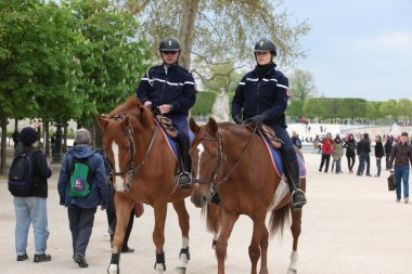 Fransız polisi kontrol sokak