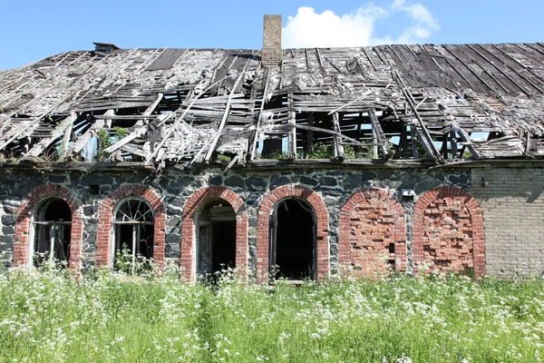 Facciata dell'edificio abbandonata — Foto Stock